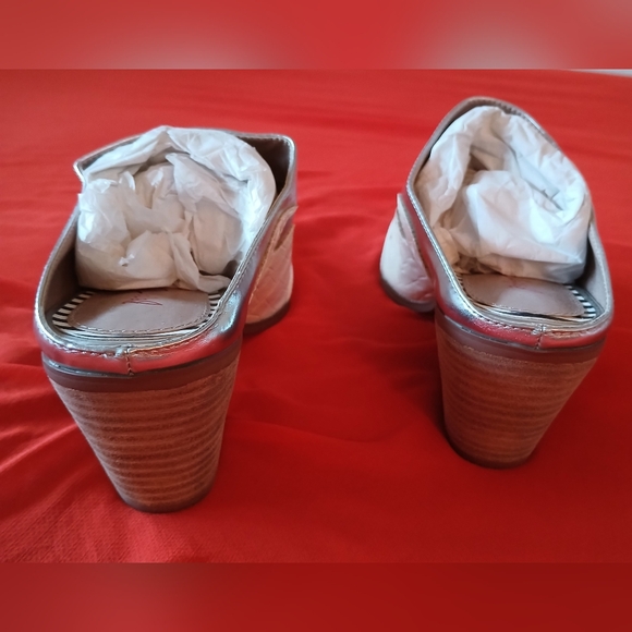 Betsey Johnson Women's Denniss Mule (NWOT) - Picture 9 of 9